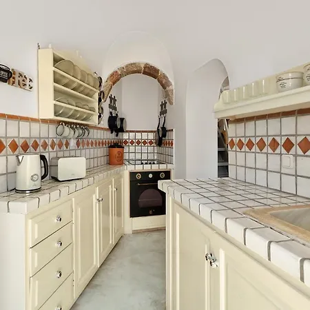 Ilivatos - Elegant On The Caldera's Edge *