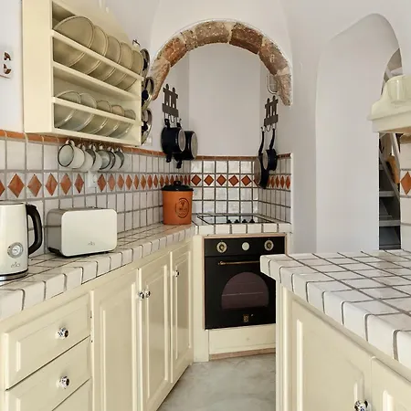 Ilivatos - Elegant On The Caldera's Edge *