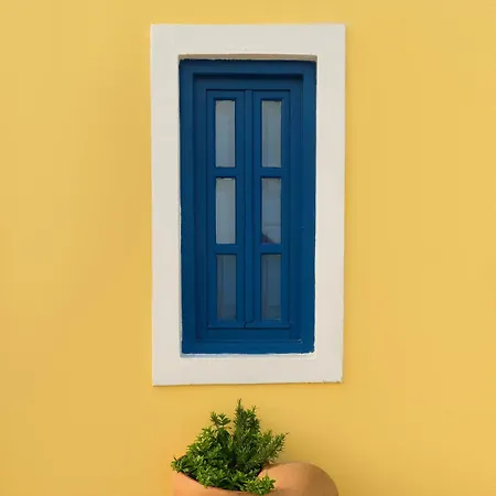 Ilivatos - Elegant On The Caldera's Edge