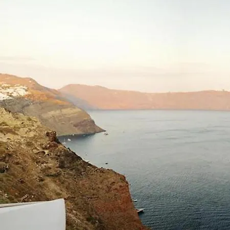 Ilivatos - Elegant On The Caldera's Edge Οία