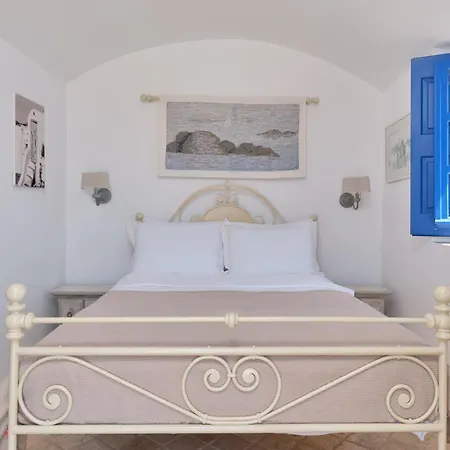 Ilivatos - Elegant On The Caldera's Edge