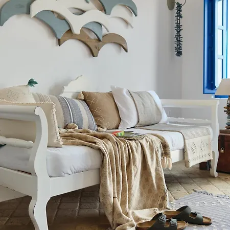 Ilivatos - Elegant On The Caldera's Edge * Οία