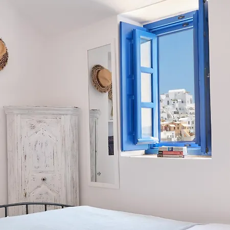 Villa Ilivatos - Elegant On The Caldera's Edge