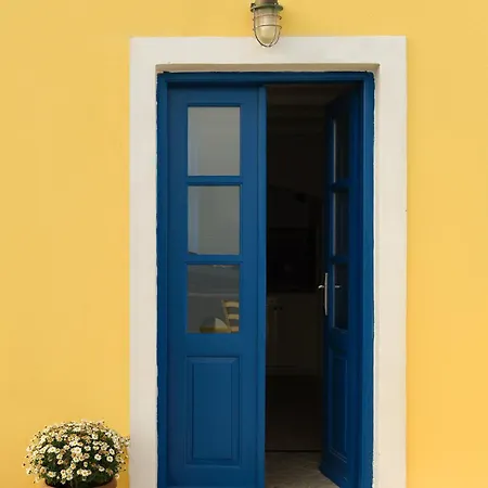 Ilivatos - Elegant On The Caldera's Edge * Οία