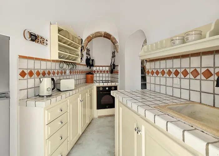 Ilivatos - Elegant On The Caldera's Edge *