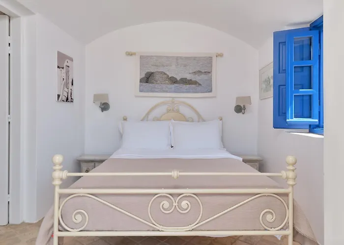 Ilivatos - Elegant On The Caldera's Edge