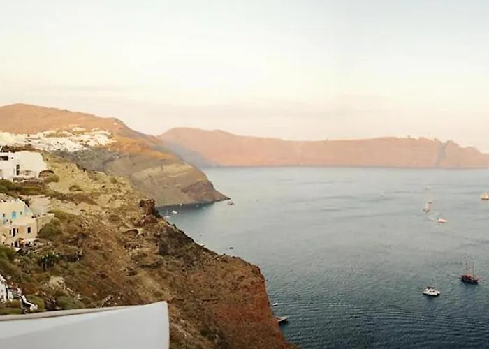 Ilivatos - Elegant On The Caldera's Edge Ía