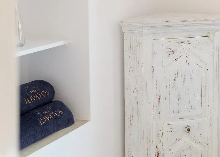 Ilivatos - Elegant On The Caldera's Edge