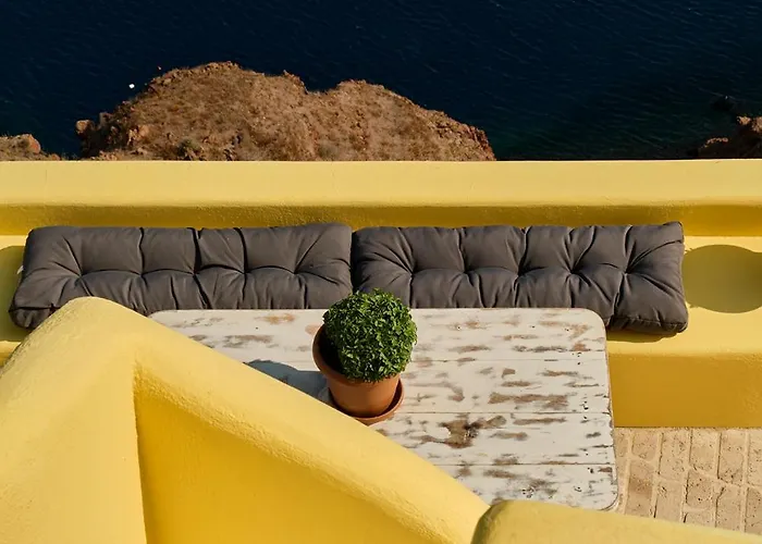 Villa Ilivatos - Elegant On The Caldera's Edge