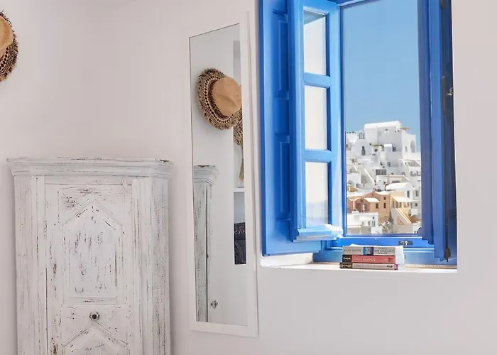 Villa Ilivatos - Elegant On The Caldera's Edge