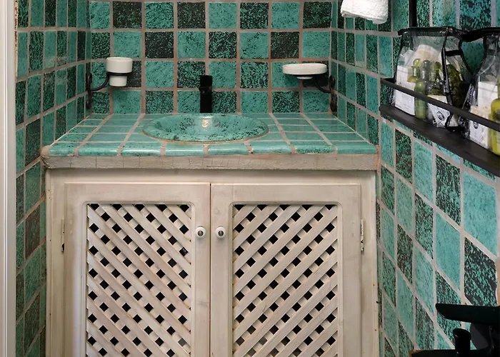 Villa Ilivatos - Elegant On The Caldera's Edge *