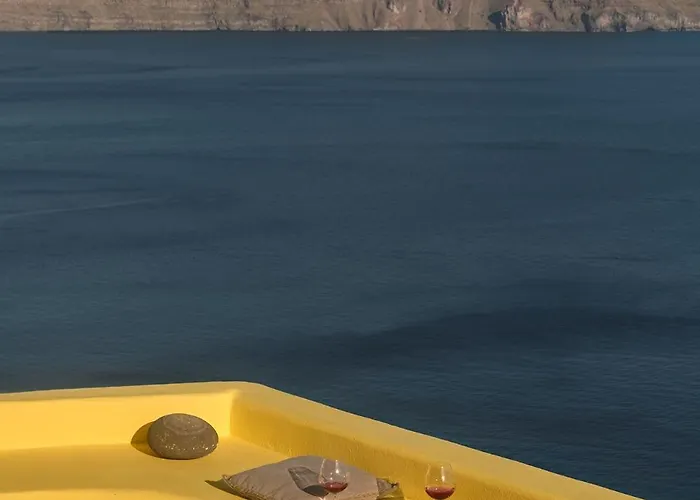 Villa Ilivatos - Elegant On The Caldera's Edge *