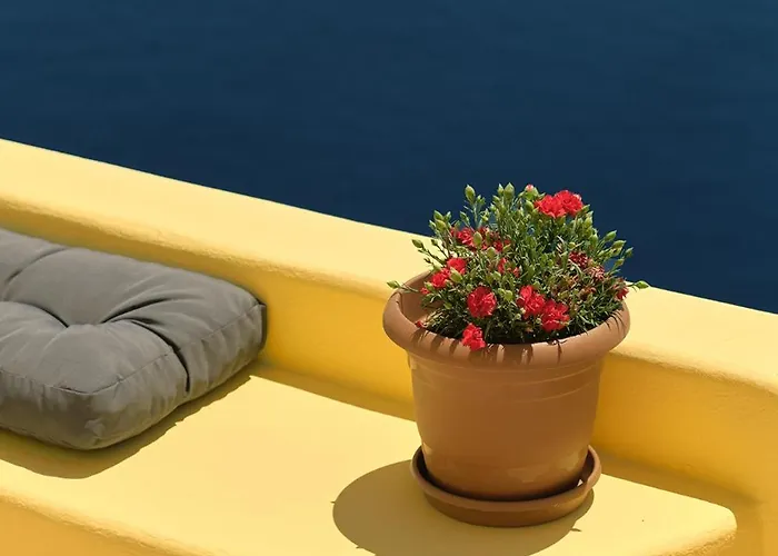 Villa Ilivatos - Elegant On The Caldera's Edge *