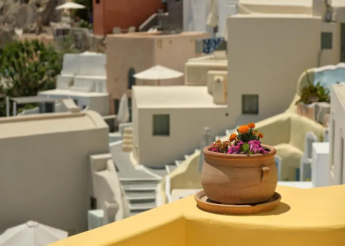 Villa Ilivatos - Elegant On The Caldera's Edge