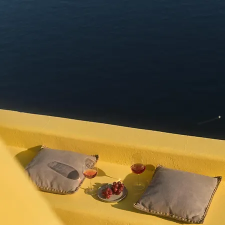 Ilivatos - Elegant On The Caldera's Edge * Oia